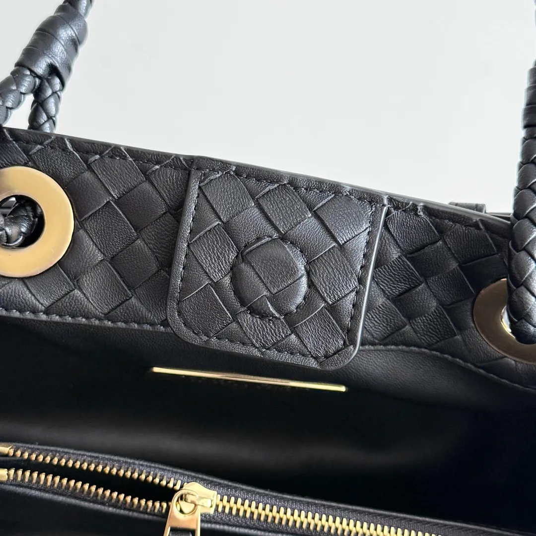 Batch 2200 Bottega Veneta Basket new woven handbag. The classic tote bag style has its own elegant and elegant temperament. It does not feel out of place whether it is commuting or casual outings. It is suitable for various occasions! The design of the woven handle is the finishing touch. The hand-woven texture is delicate and rich in texture. It is not only beautiful, but also extremely comfortable to hold. It looks low-key when held in the hand, but in fact it exudes luxurious charm. Iconic weaving process, each weave is tight and even, showing BV's exquisite production technology. The metal ring decoration is perfectly connected with the bag body, adding a sense of modernity and sophistication to the whole. Moreover, the lines of the bag body are smooth and natural, and the curvature is ergonomic. It can be perfectly adapted whether it is carried on the shoulder or carried in the hand, showing an elegant posture. Style number: 836261 Size: 31*18.5*16cm